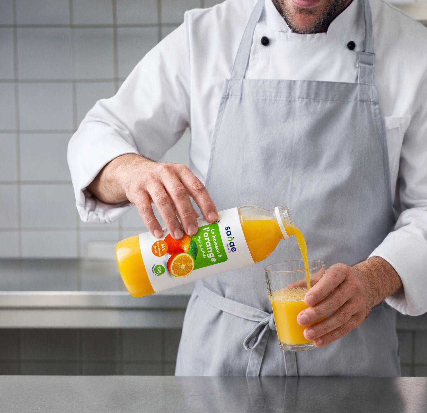 Un cuisinier sert la boisson à l’orange Sanae